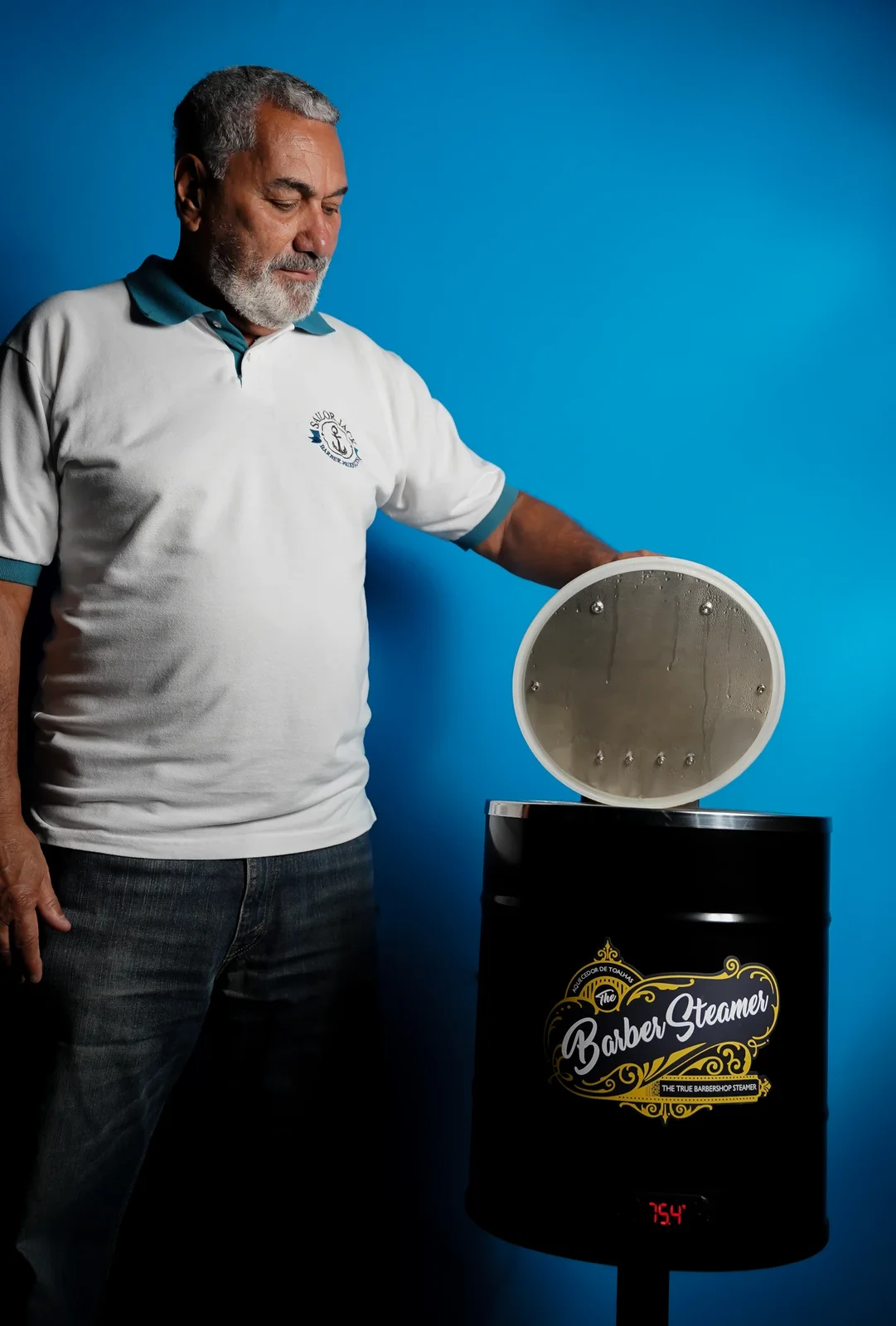 Roberto Nascimento, responsável pelo Barber Steamer, ao lado do equipamento